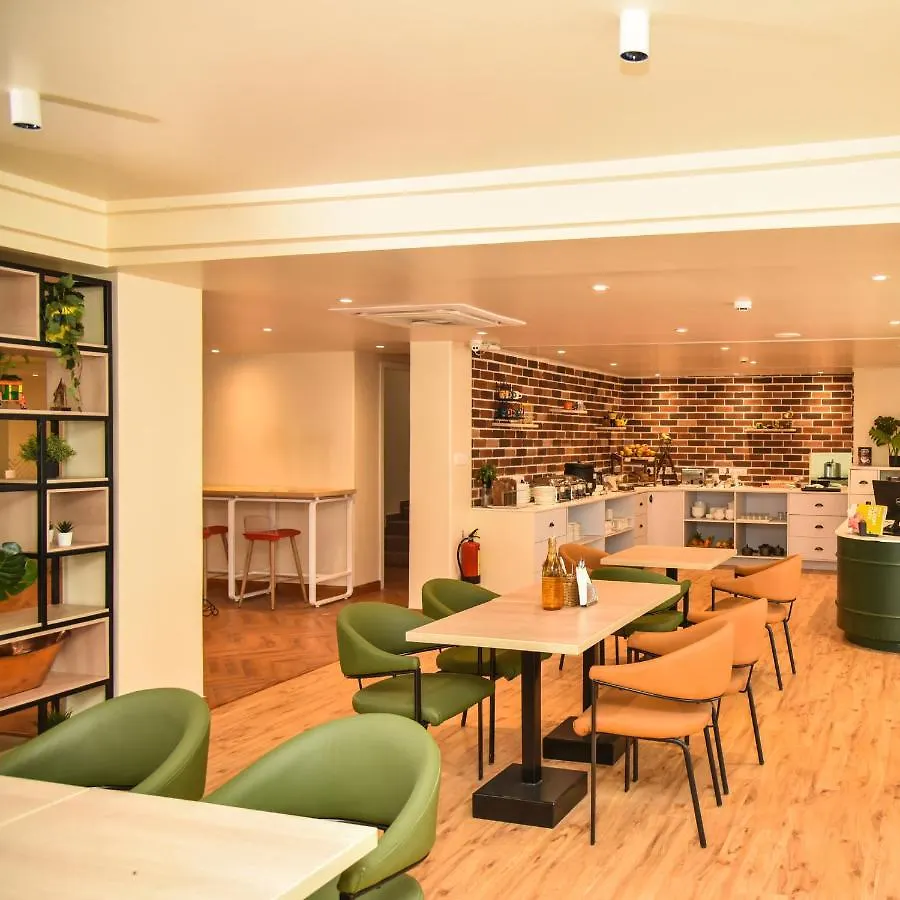 Bloom - Golf Course Road Hotel Gurgaon 3*,